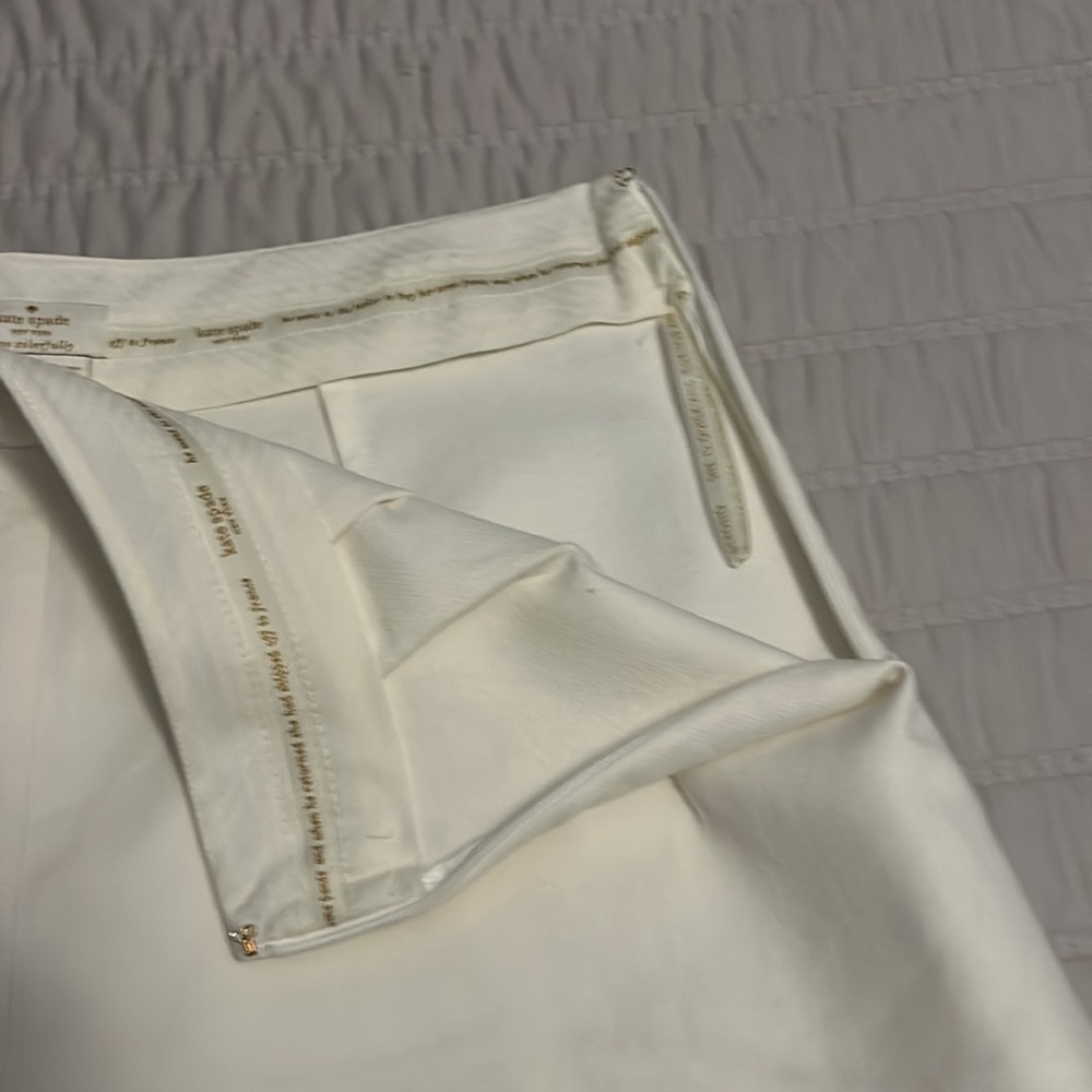 Kate Spade - Cotton Pleated Short. Size 8 - Picture 3 of 5